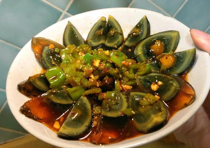 尖椒变蛋的做法_香辣拌皮蛋,下饭又解馋 尖椒变蛋的做法_香辣拌皮蛋,下饭又解馋