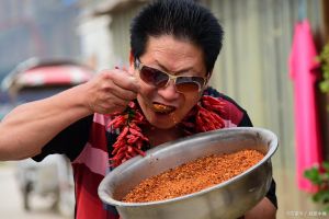 为什么川渝人吃辣椒皮肤好_环境饮食运动养生秘诀
