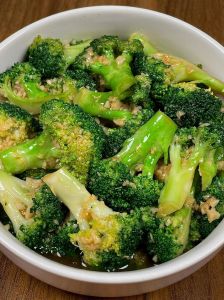 蒜蓉西兰花做法家常_蒜蓉西兰花，翠绿爽脆，营养美味！