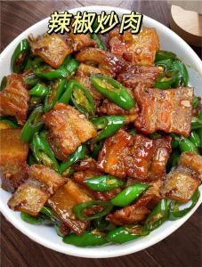 青椒炒肉的做法_家常青椒炒肉，鲜香下饭，做法简单！