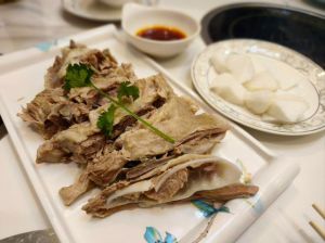甘肃十大特色菜_烤全羊手抓羊，风味独特！