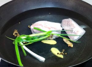 给肉焯水的正确方法_冷水下锅焯水，撇净浮沫去腥增洁