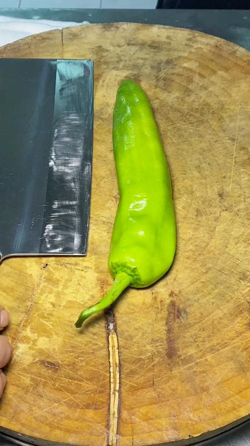 尖椒菱形块怎么切_切尖椒成菱形块,均匀又美观! 尖椒菱形块怎么切_切尖椒成菱形块,均匀又美观!