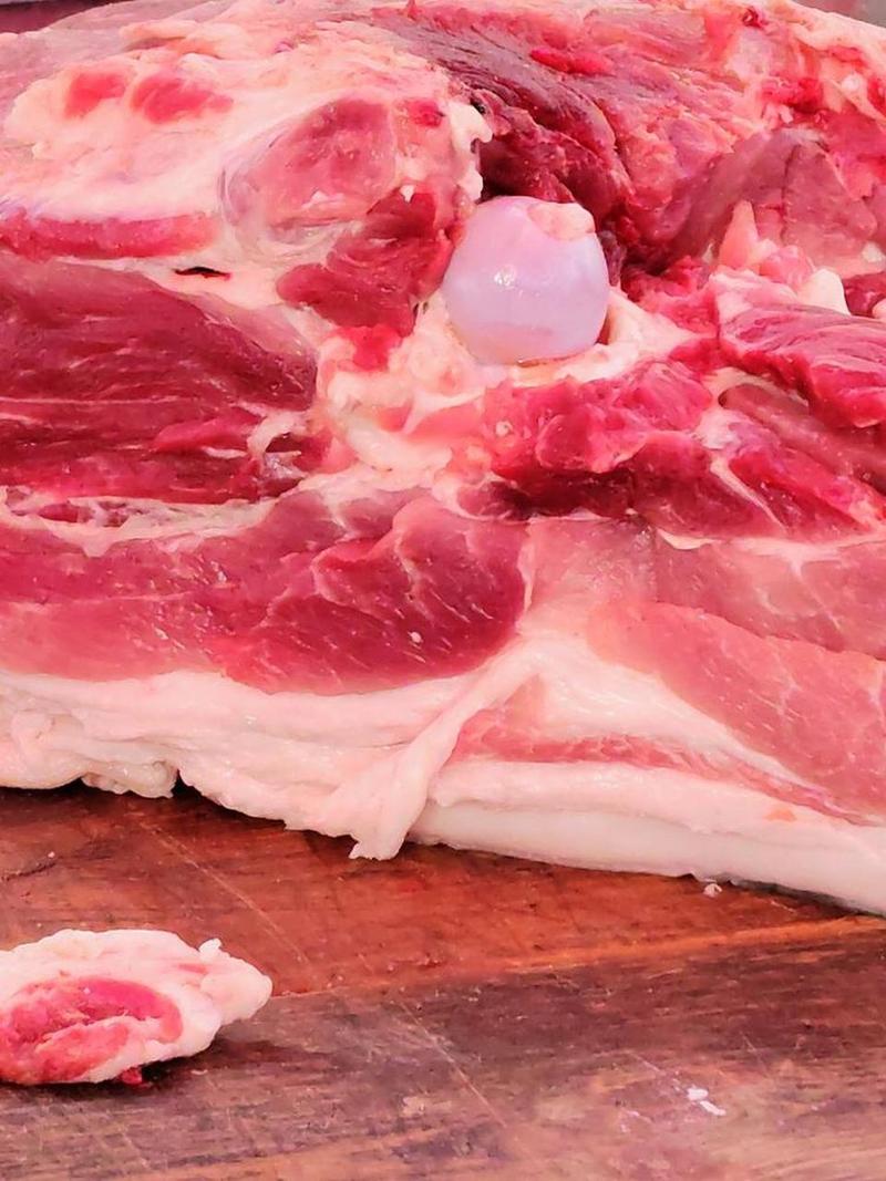 猪肥肉里有肉球图片_猪肉肉球引争议？企业称疫苗脓包，食安需重建信任
