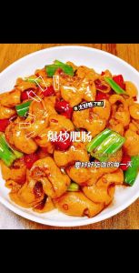 家常炒肥肠的做法_肥肠选对巧清洗，爆炒快火酱汁香