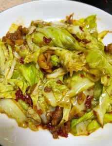手撕包菜的做法_香料炒出鲜香脆，家常菜新吃法！