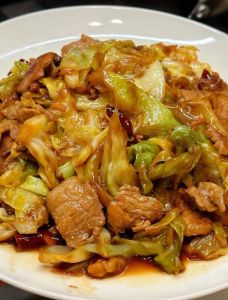 干锅包菜的做法_五花肉包菜干锅，香辣锅巴超下饭！