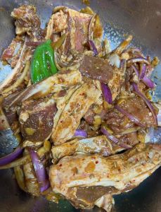 用烤箱烤羊排的做法_腌透烤羊排，配菜更美味