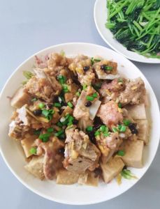 芋头蒸排骨的做法_芋头蒸排骨，香甜软糯，简单又营养