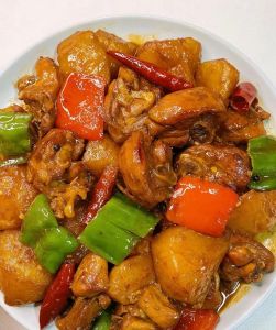 土豆烧鸡块的做法_家常美味，简单易做！