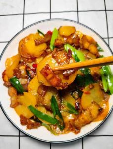 土豆炒肉片的做法_家常土豆炒肉片，香脆可口，简单美味！