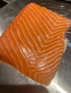 三文鱼中段是鱼腩吗_口感风味大不同