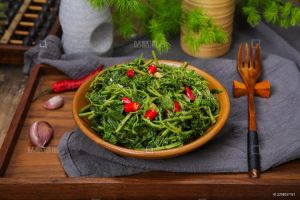 凉拌刺五加的做法_东北野菜刺五加，补气安神强筋骨，老人食用佳品