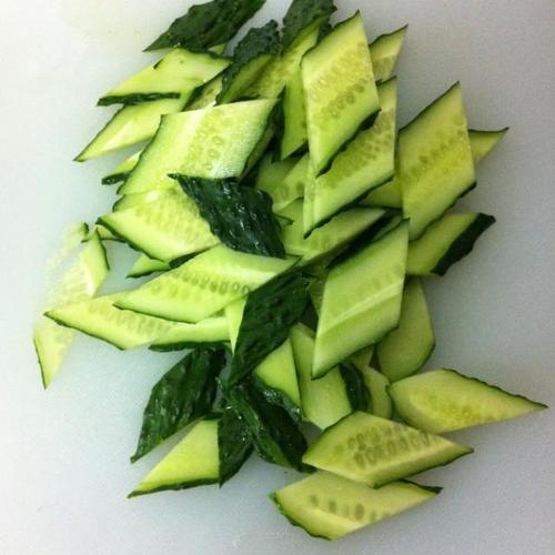 黄瓜切片怎么切菱形_几种切菱形黄瓜片的方法,美化你的菜肴! 黄瓜切片怎么切菱形_几种切菱形黄瓜片的方法,美化你的菜肴!