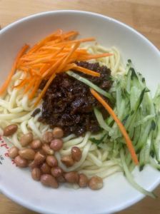 老北京炸酱面几个料头_炸酱面酱油配比，肉丁菜码新鲜香浓