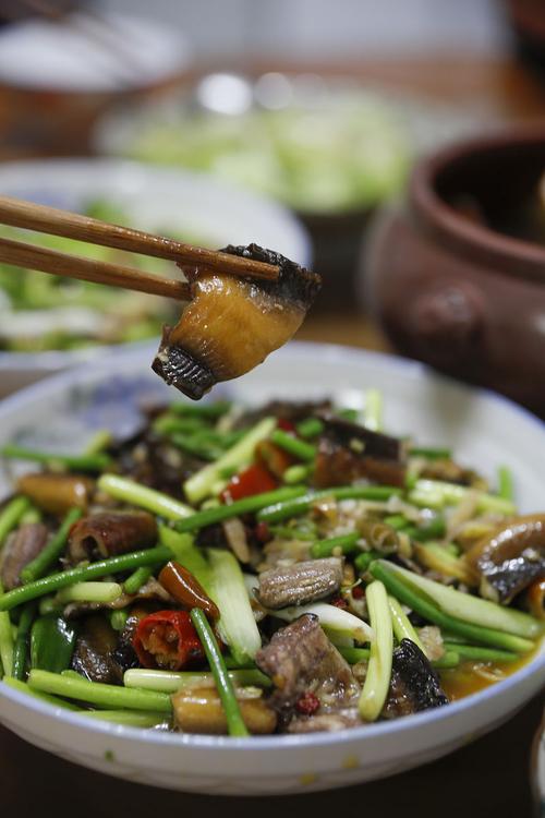 炒鳝鱼要焯水吗_炒鳝鱼要不要焯水？看情况！