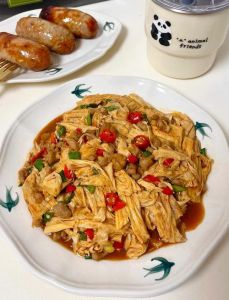 烧腐竹的做法_家常烧腐竹，爽脆入味，做法简单！