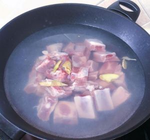 炖排骨必须焯水吗_排骨清洗妙招，去腥不柴好做法