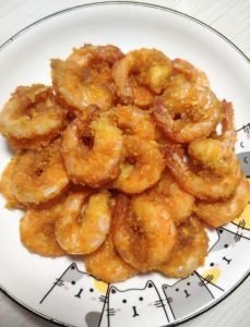 黄金炸虾的做法家常做法_黄金炸虾酥脆金黄小秘诀