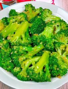蚝油蒜蓉西兰花的做法_蚝油蒜蓉西兰花，营养美味家常菜！