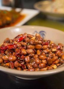 椒盐花生米的做法_自制椒盐花生米，香脆美味易上手！