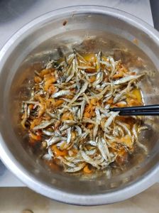 小河鱼的做法大全家常_冷冻野生河鱼红烧做法，鲜嫩入味超简单！