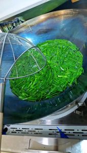 炸葱油的做法_葱油关键小火慢熬，炸葱油拌面香绝