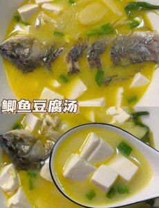 清炖鱼汤的简单做法_清炖鱼汤不腥鲜，选对鱼来用心熬