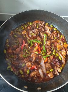 小公鸡烧毛豆米的做法_香煎小公鸡配毛豆家常做法