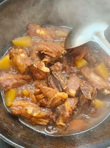 炖猪排骨的家常做法_香料搭配与火候要点