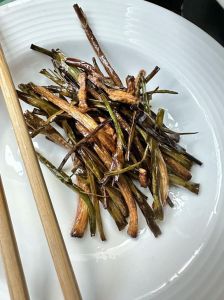 正宗葱油的熬制方法_小葱晾干慢炸，加生抽老抽调味，拌面炒菜提味！