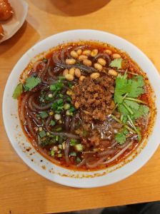 四川小吃有哪些最出名_抄手夫妻肺片水饺担担面酸辣粉，风味独特！