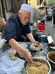 西安50种地摊小吃_德懋恭水晶饼鸭肉卷饼花花酸梅汤秦豫肉夹馍韦曲老街葱花大饼，品味西安独特魅力