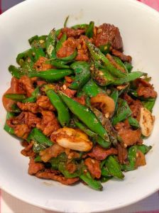 青椒炒肉属于什么菜系_香辣青椒炒肉丝，川菜经典家常味！