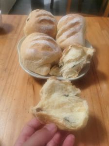 烤面包里面没熟怎么办_面包烤不熟？试试降温和翻动补救！