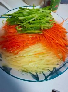 网红土豆丝怎么切_削皮叠放推切，土豆丝脆爽做法