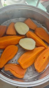 蒸番薯要洗吗_蒸番薯刷干净，带皮更营养，焖一会儿更甜软！