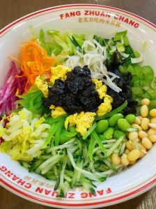 炸酱面18个菜码_菜码丰富酱香浓，各地风味传温情