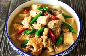 明太鱼干炖豆腐的做法_明太鱼干炖冻豆腐，鲜香浓白暖心窝