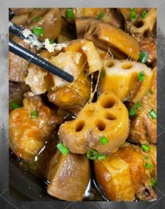 广东莲藕焖五花肉做法_爽脆香嫩广东味