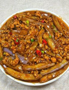 油焖茄子的做法_家常油焖茄子，软糯香甜，简单美味！
