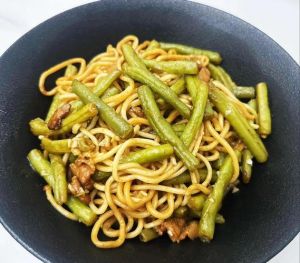 扁豆焖面的做法最正宗的做法_老北京家常菜，蒜香肉香，干香不腻