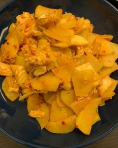 泡菜炒土豆片需要过水吗_辣白菜炒土豆，脆爽鲜辣做法