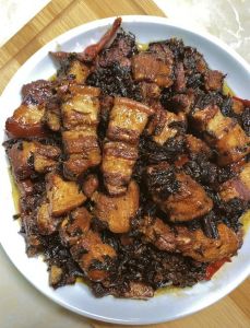 用电饭煲怎么做梅菜焖肉_家常做法肥而不腻