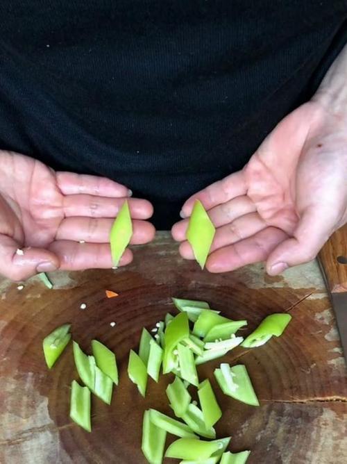 尖椒怎么切菱形图解_菱形辣椒切法，美味营养家常菜