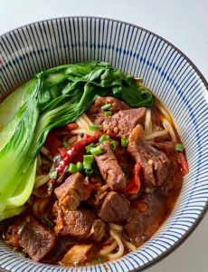 牛腩面就是牛肉面吗_肥瘦相间，慢炖浓香，冬日暖胃好选择！