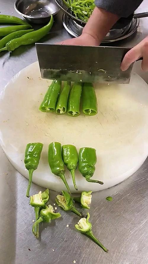 尖椒怎么切菱形图解_菱形辣椒切法，美味营养家常菜
