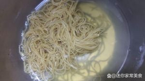面条熟没熟怎么看_如何判断面条煮熟？3招教你煮出完美口感！