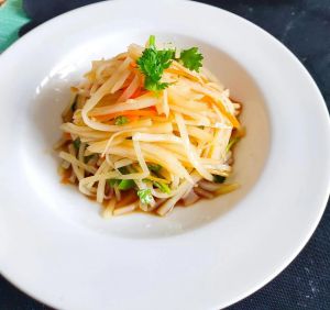 炝土豆丝焯水几分钟_焯水过凉，热油炝拌！