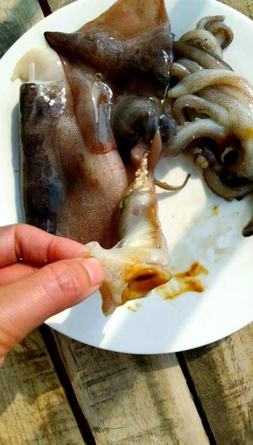 鱿鱼焯水焯多少分钟_鱿鱼焯水时间因新鲜度厚度做法而异，快熟去膜口感佳